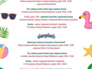 Biały plakat o tematyce wakacyjnej, ozdobiony kolorowymi grafikami słońca, palem, okularów, rozgwiazdy i różowego flaminga. Na górze widnieje duży napis „LATO w bibliotece", pod którym znajduje się szczegółowy program zajęć na lipiec i sierpień. W planie ujęto m.in. głośne czytanie dla dzieci, czwartkowe gry i zabawy z klockami Lego, naukę szachów, spotkanie autorskie z Agnieszką Frączek (15 lipca, o godz. 11:00) oraz komiksowe zakończenie wakacji (28 sierpnia). Na dole plakatu umieszczono żółte pole z numerem telefonu do zapisów: 571 852 574 oraz logotypy organizatorów.
