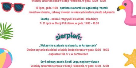 Biały plakat o tematyce wakacyjnej, ozdobiony kolorowymi grafikami słońca, palem, okularów, rozgwiazdy i różowego flaminga. Na górze widnieje duży napis „LATO w bibliotece", pod którym znajduje się szczegółowy program zajęć na lipiec i sierpień. W planie ujęto m.in. głośne czytanie dla dzieci, czwartkowe gry i zabawy z klockami Lego, naukę szachów, spotkanie autorskie z Agnieszką Frączek (15 lipca, o godz. 11:00) oraz komiksowe zakończenie wakacji (28 sierpnia). Na dole plakatu umieszczono żółte pole z numerem telefonu do zapisów: 571 852 574 oraz logotypy organizatorów.
