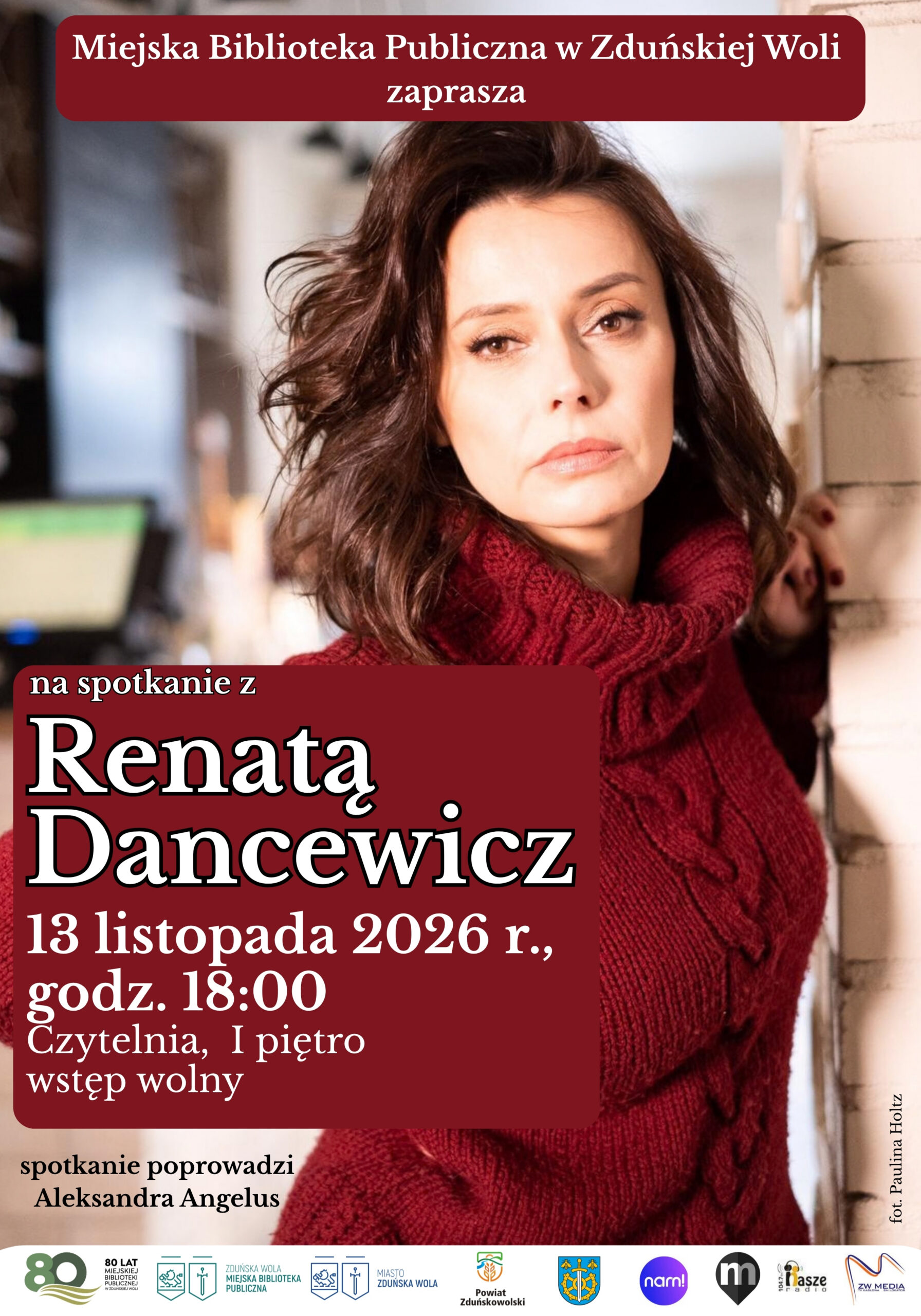 Plakat Miejskiej Biblioteki Publicznej w Zduńskiej Woli zapraszający na spotkanie z Renatą Dancewicz. Na zdjęciu aktorka w czerwonym, wełnianym swetrze. Spotkanie odbędzie się 13 listopada 2026 roku o godz. 18:00 w czytelni na I piętrze. Wstęp wolny. Spotkanie poprowadzi Aleksandra Angelus. Na dole plakatu znajdują się logotypy organizatorów i partnerów wydarzenia. Zdjęcie: Paulina Holtz.
